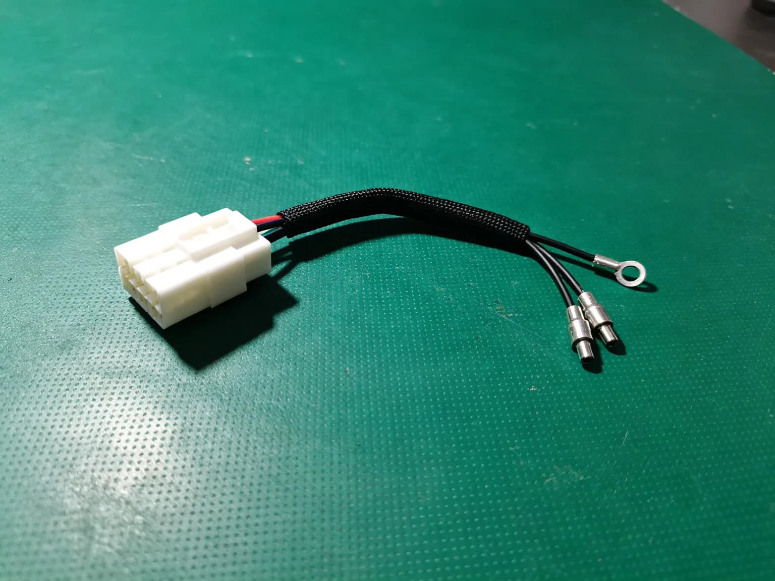带模制连接器和压接端子的代表性定制线束