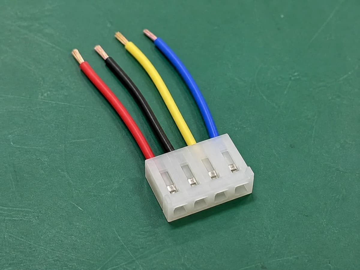 Representative 2.54 mm crimp-snap four-position lead showing seated terminals