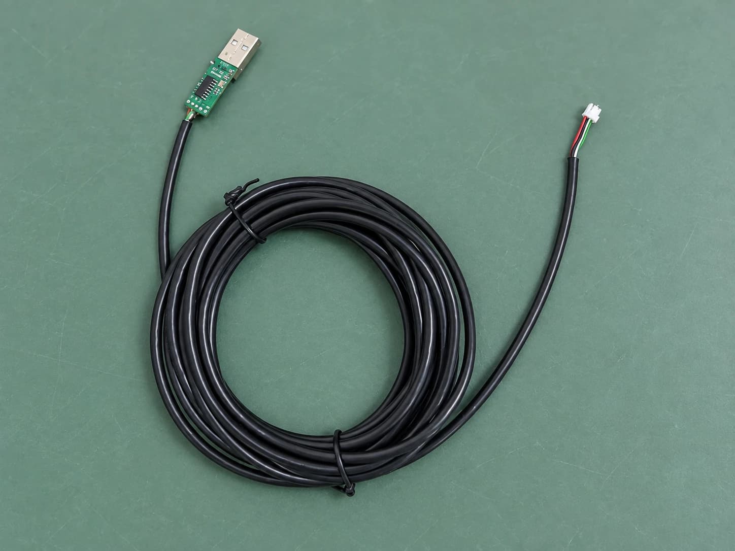 USB 转 TTL 线样例展示,背景经 AI 处理;原始实拍见产品详情